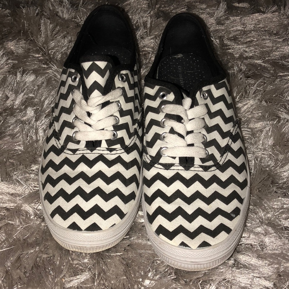NEVER WORN black and white sneakers